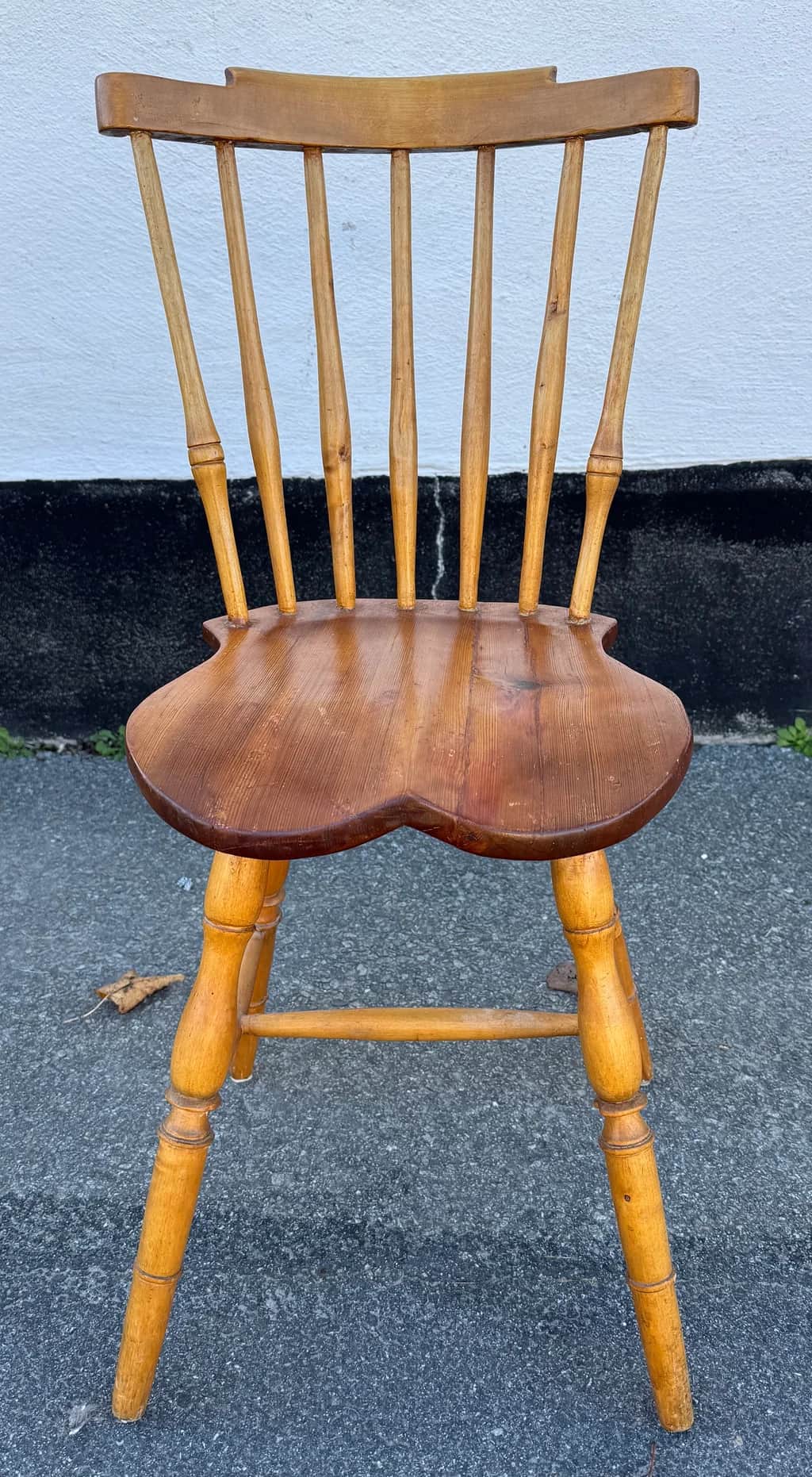En äldre trären pinnstol – begagnad bord & stolar hos ReFurn Lidingö