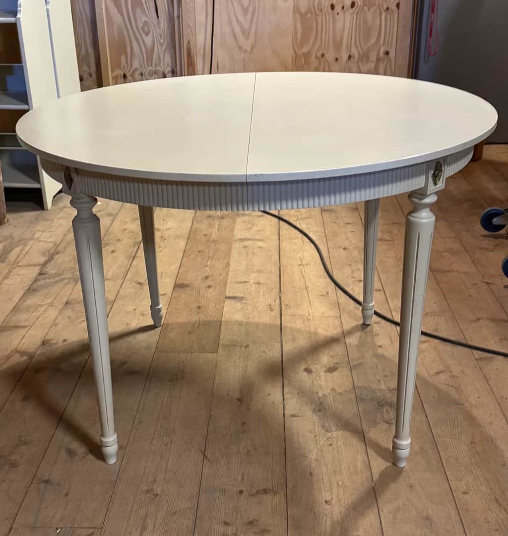 Fint gustavianskt matbord med 2 iläggsskivor – begagnad bord & stolar hos ReFurn Lidingö