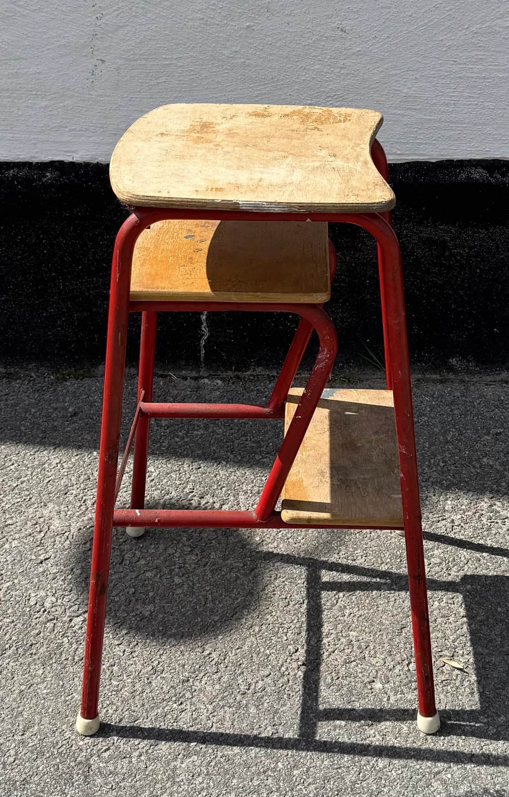 Röd stegpall – begagnad bord & stolar hos ReFurn Lidingö