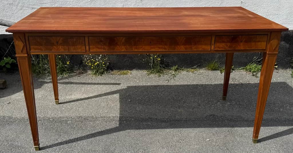 Vackert Gustavianskt skrivbord i mahogny – begagnad bord & stolar hos ReFurn Lidingö