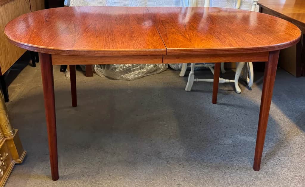 Vackert ovalt matbord, Troeds Bjärnum – begagnad bord & stolar hos ReFurn Lidingö