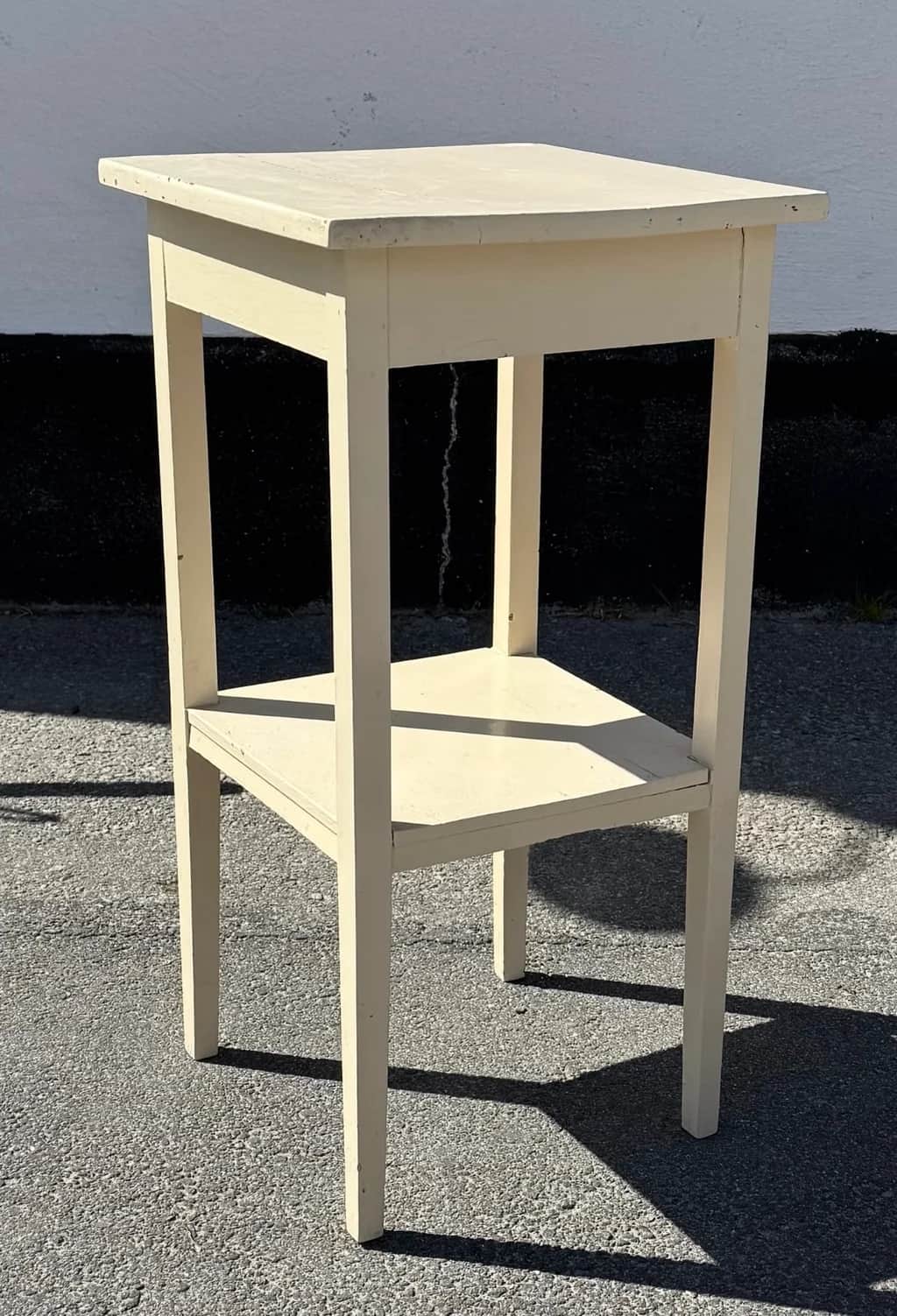 Fint bord med hylla – begagnad bord & stolar hos ReFurn Lidingö