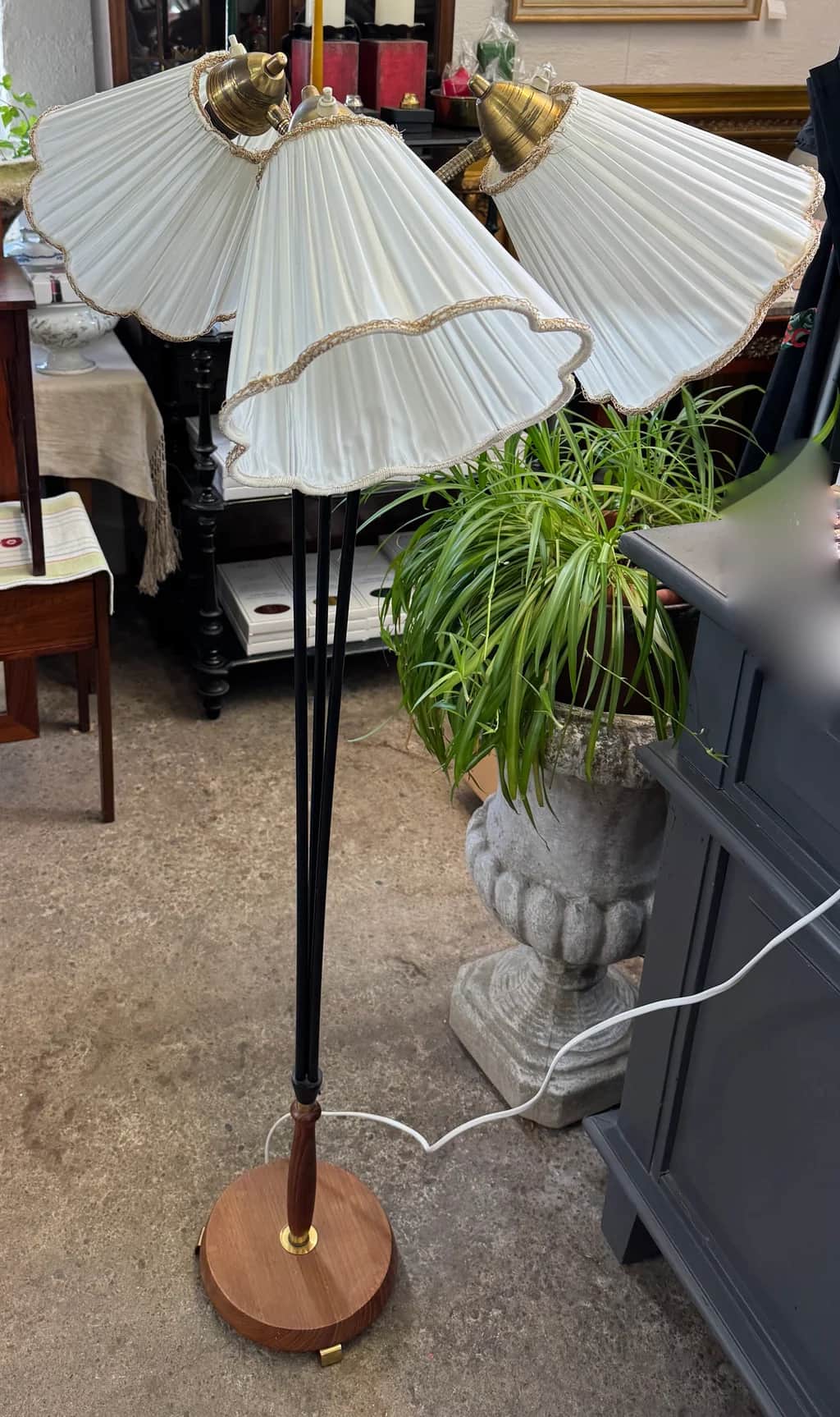 Golvlampa , 3 ljuspunkter – begagnad belysning hos ReFurn Lidingö