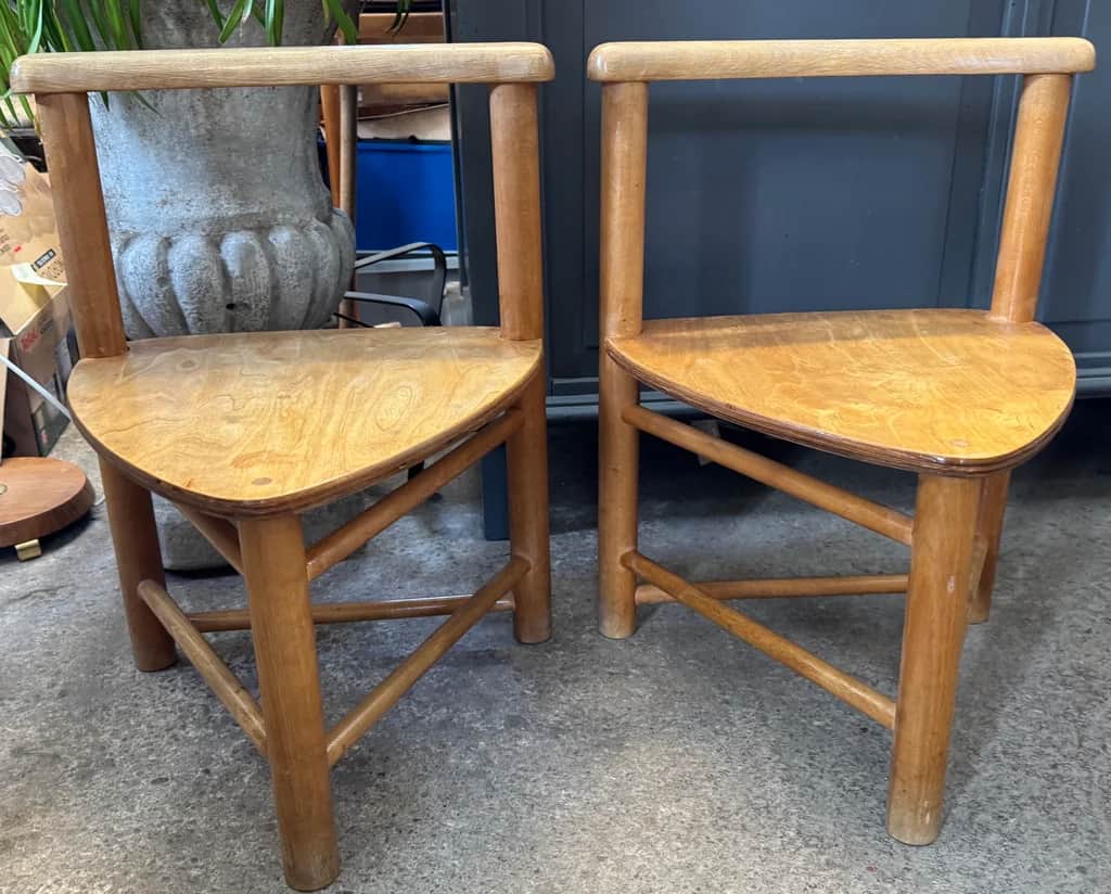 2 pallar, Elis Borg, Firma sunt&runt – begagnad bord & stolar hos ReFurn Lidingö