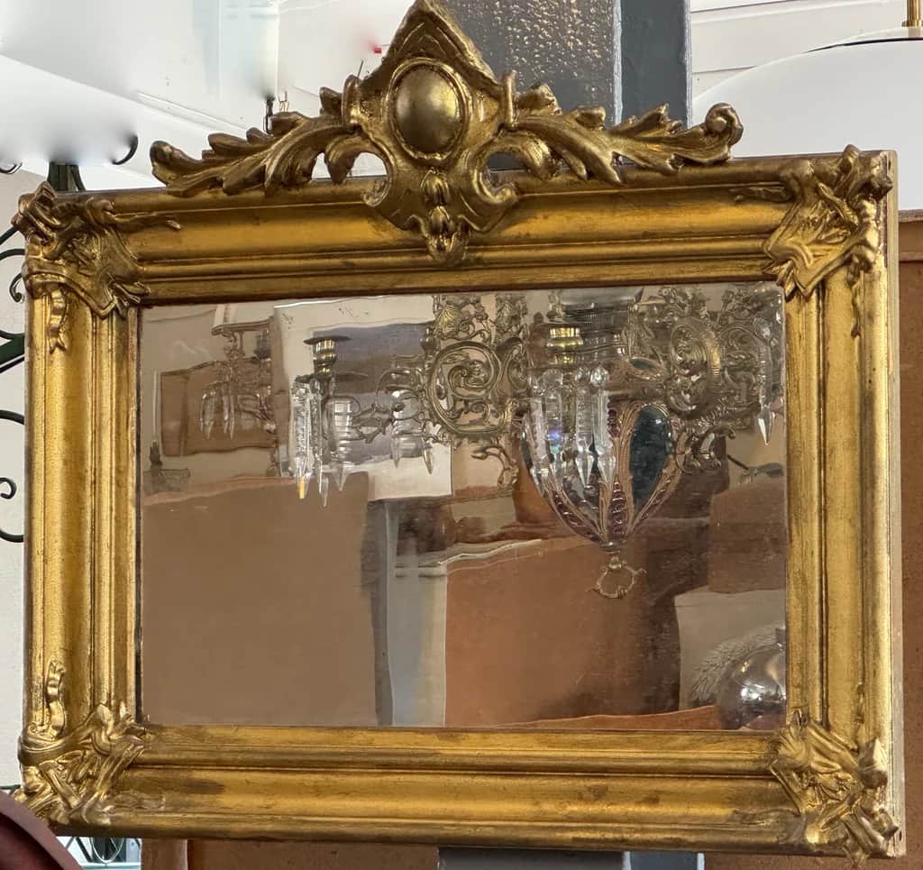 Underbar spegel med fina detaljer – begagnad inredning hos ReFurn Lidingö