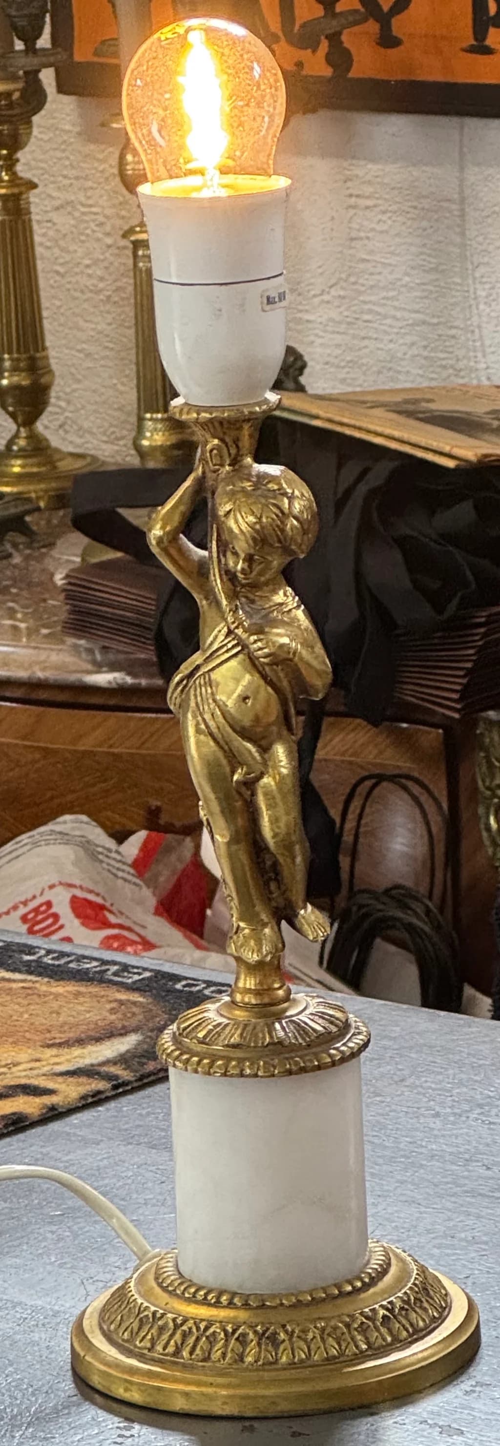 Vacker bordslampa med marmorben, Louis XVI stil