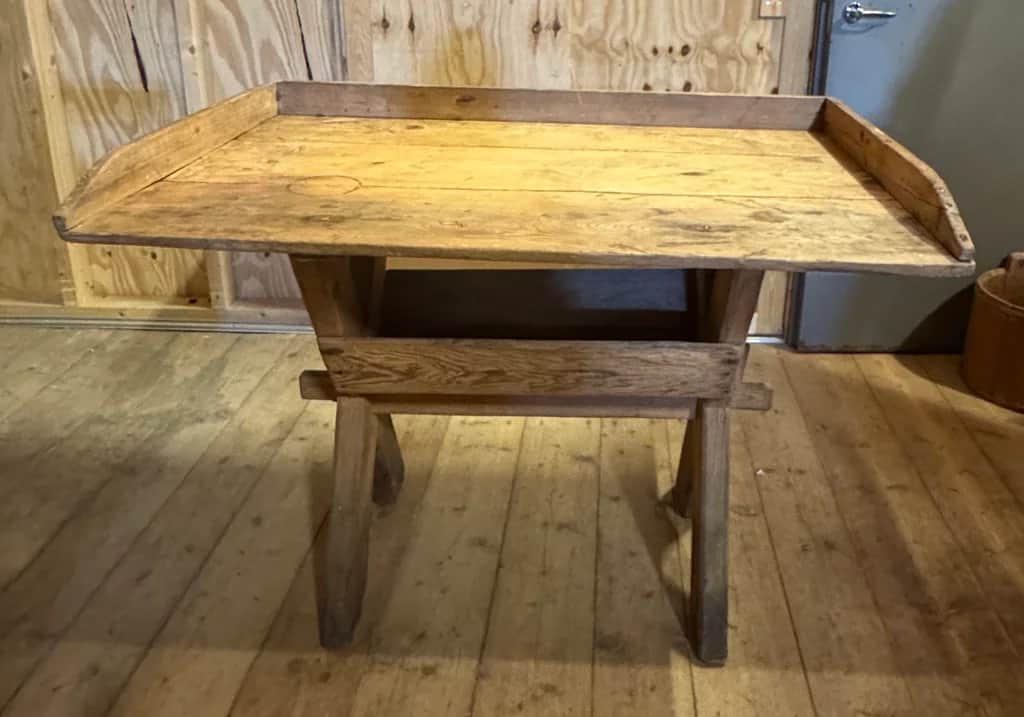 Läckert bockbord / bakbod med kant – begagnad bord & stolar hos ReFurn Lidingö