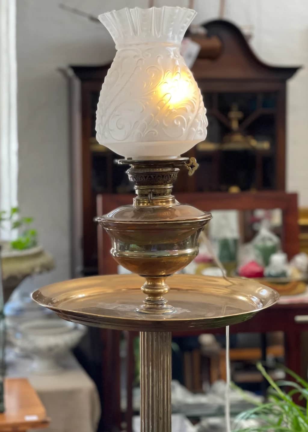 Unik hög golvlampa i mässing – begagnad belysning hos ReFurn Lidingö