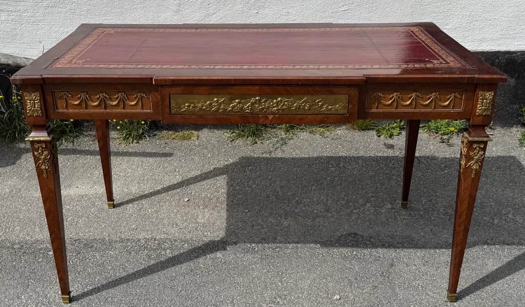 Mycket vackert skrivbord , Louis VXI stil – begagnad bord & stolar hos ReFurn Lidingö