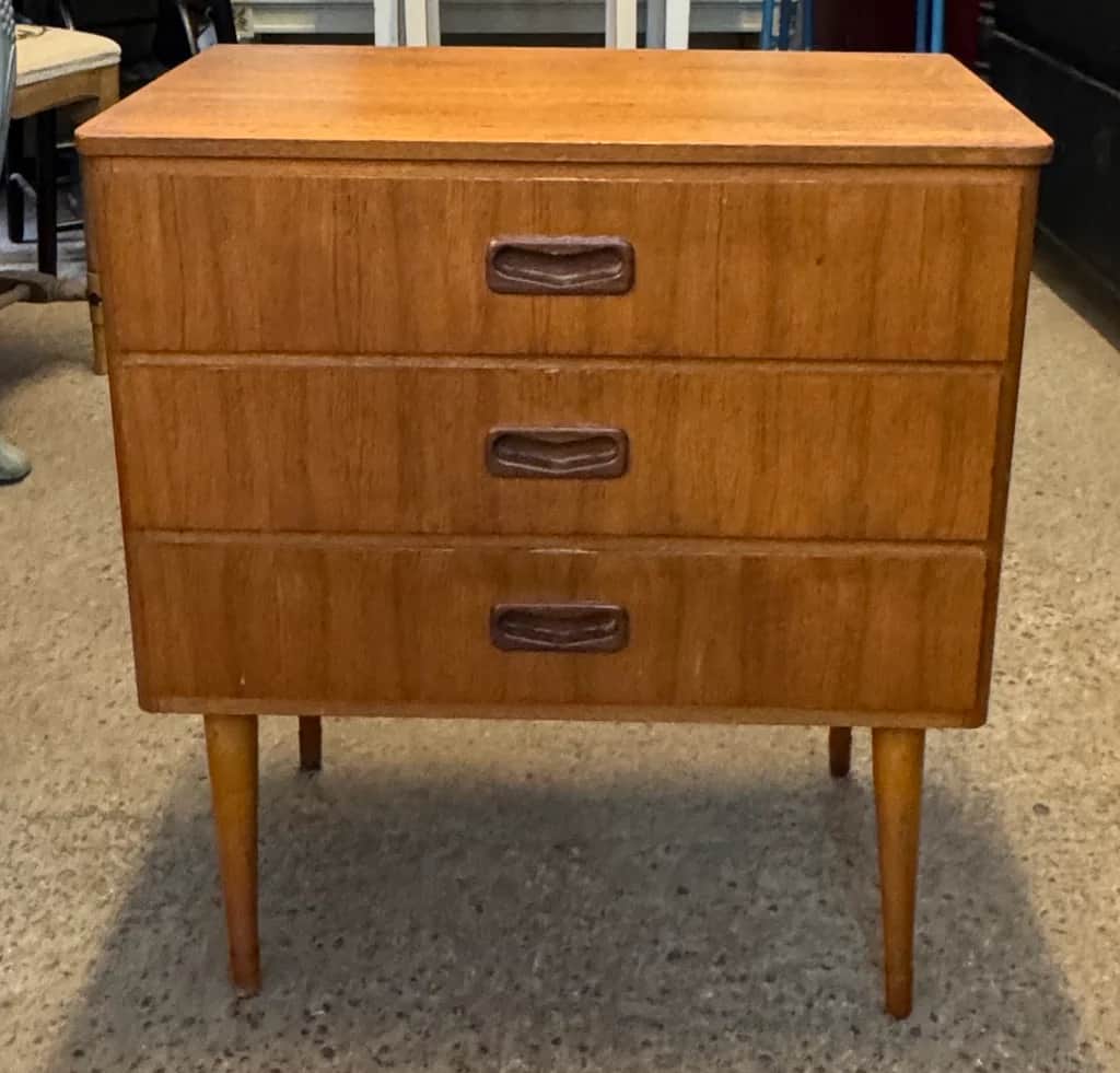 Härlig mindre byrå i teak – begagnad hyllor & förvaring hos ReFurn Lidingö