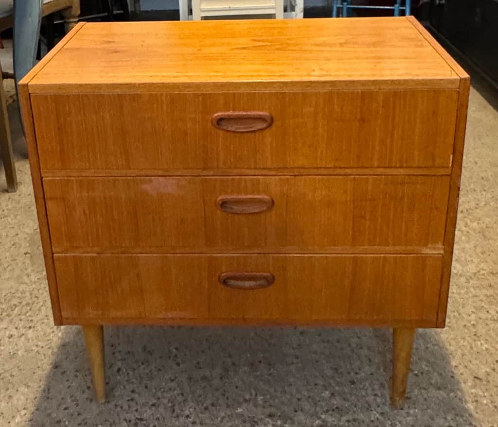 Fin mindre byrå i teak med 3 lådor – begagnad hyllor & förvaring hos ReFurn Lidingö