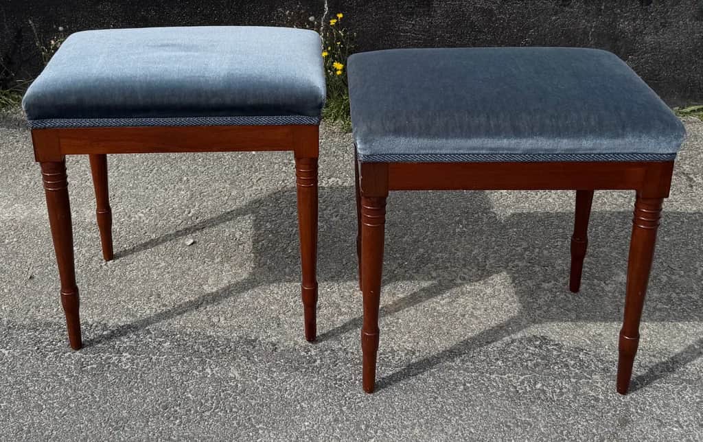 Ett par vackra taburetter – begagnad bord & stolar hos ReFurn Lidingö