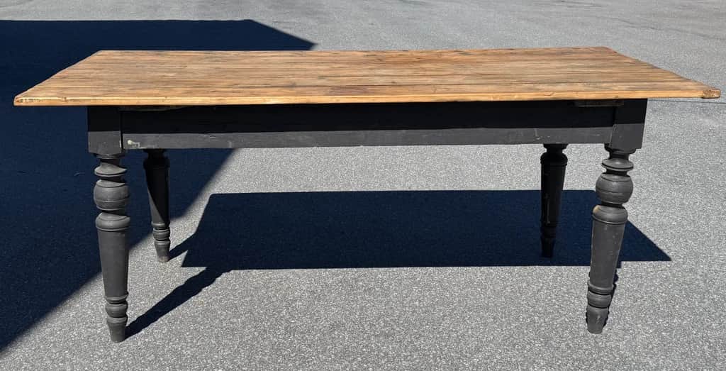 Fint stort lantbord – begagnad bord & stolar hos ReFurn Lidingö