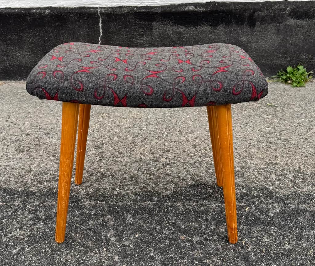 Härlig retro pall – begagnad bord & stolar hos ReFurn Lidingö