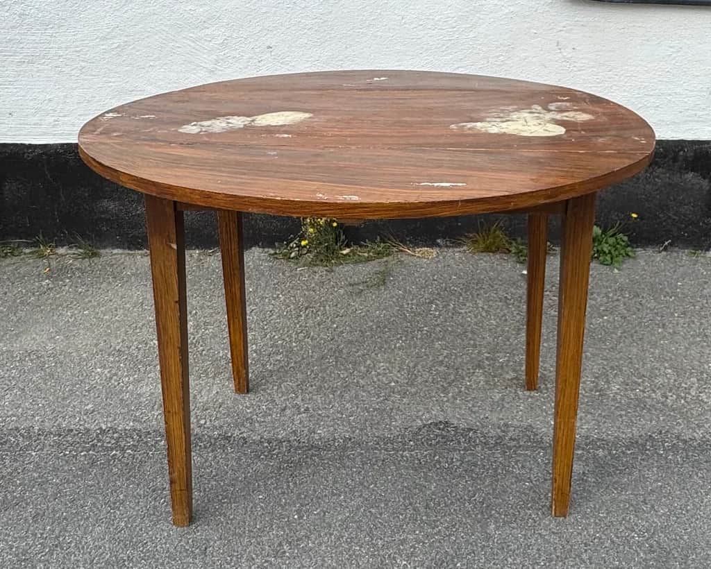 Runt klaffbord med raka ben – begagnad bord & stolar hos ReFurn Lidingö