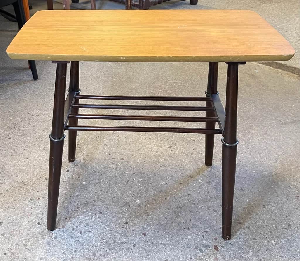 Vackert litet sidobord i teak – begagnad bord & stolar hos ReFurn Lidingö