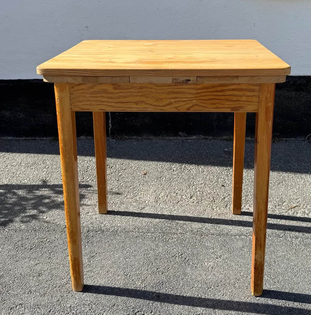 Trevligt litet bord med utdragbara skivor – begagnad bord & stolar hos ReFurn Lidingö