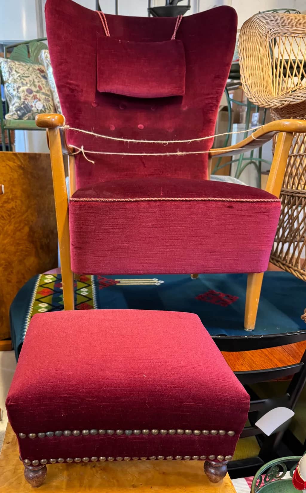 Härlig fåtölj med pall, 1930-tal – begagnad soffa/fåtölj/soffmöbler hos ReFurn Lidingö