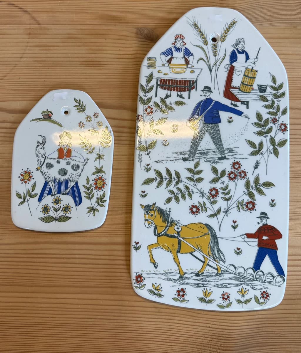 Två skärbrädan i porslin , Norge