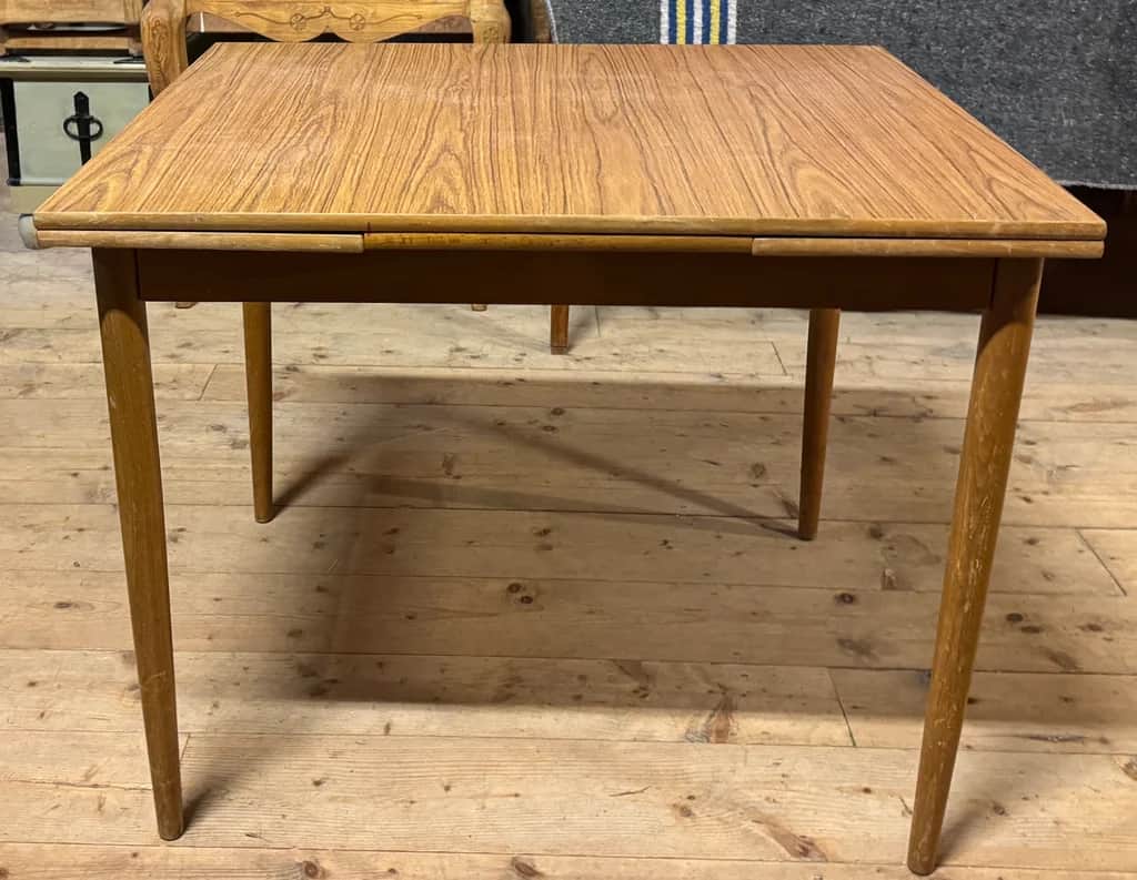 Matbord med Perstorps skiva – begagnad bord & stolar hos ReFurn Lidingö