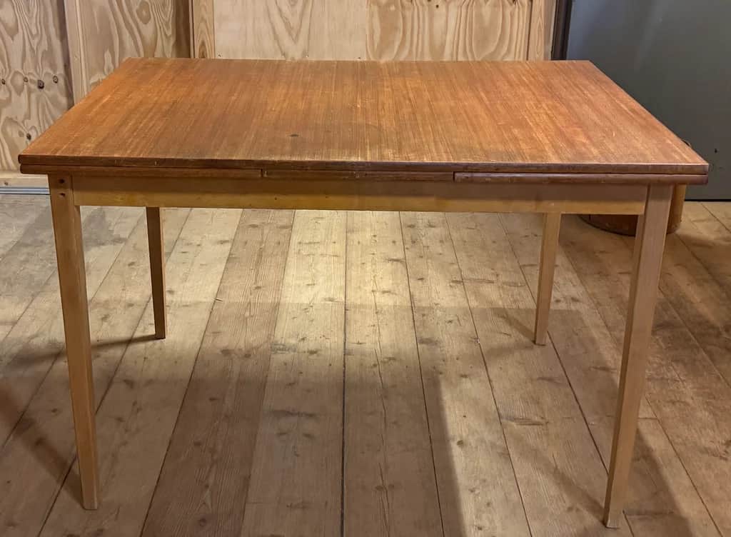 Matbord teak med utdragbara skivor – begagnad bord & stolar hos ReFurn Lidingö