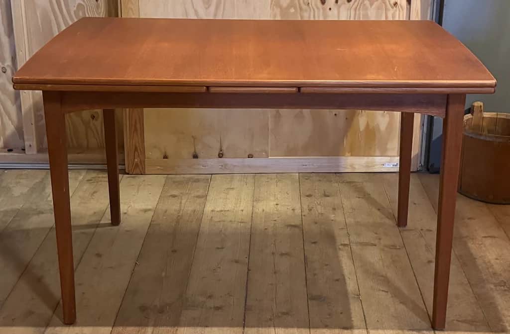 Matbord i teak med utdragbara skivor – begagnad bord & stolar hos ReFurn Lidingö