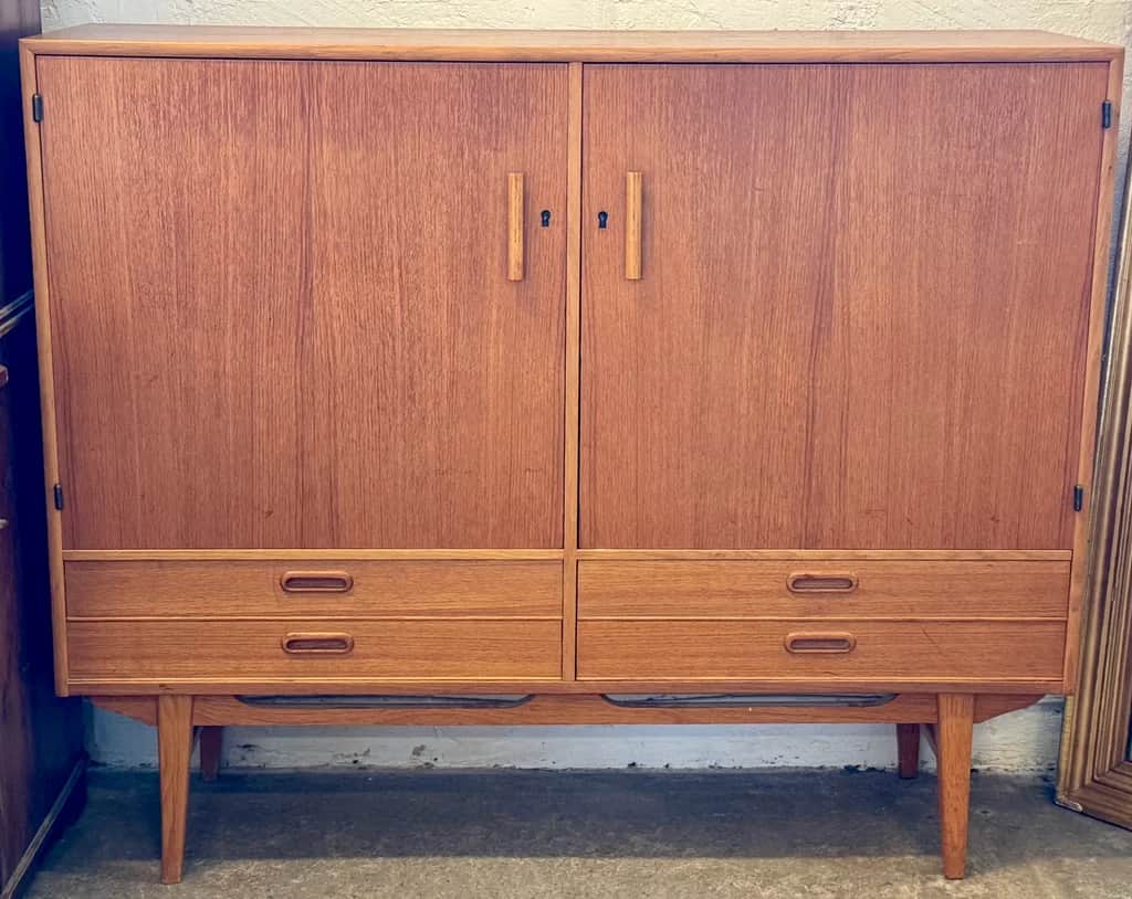 Sideboard / skåp i teak – begagnad hyllor & förvaring hos ReFurn Lidingö