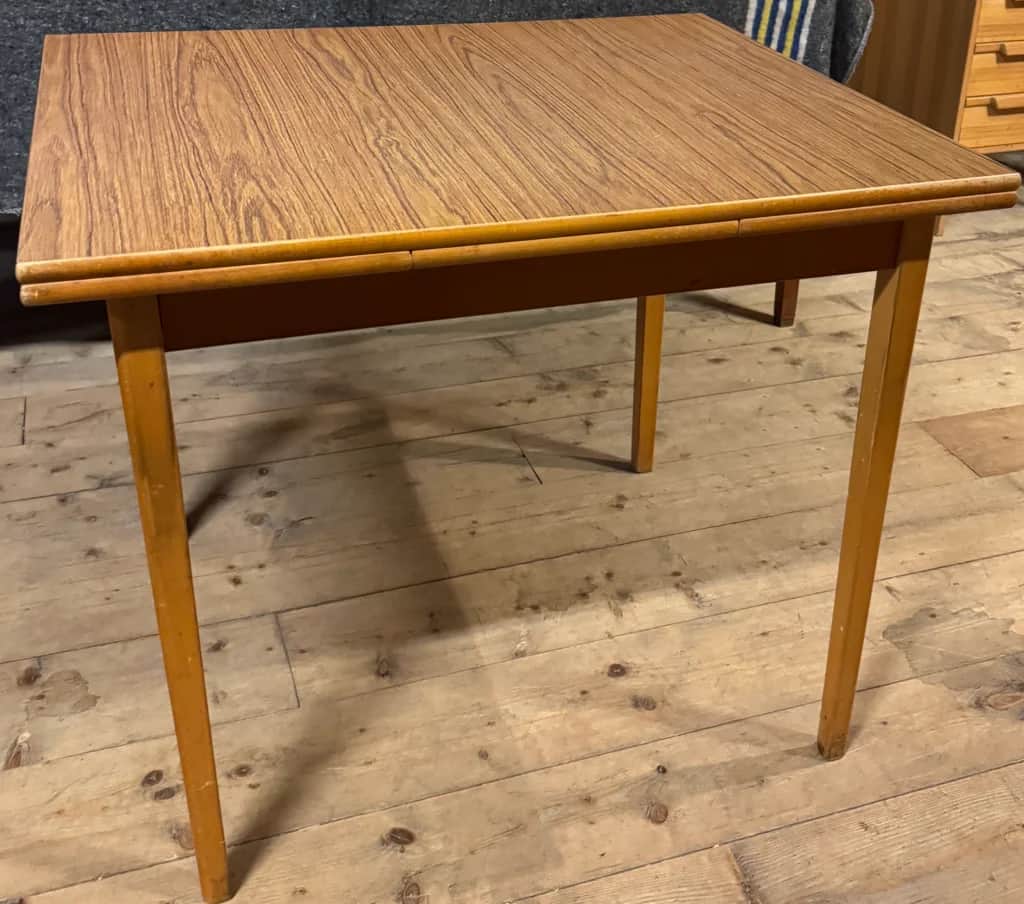 Matbord med Perstorps skiva – begagnad bord & stolar hos ReFurn Lidingö