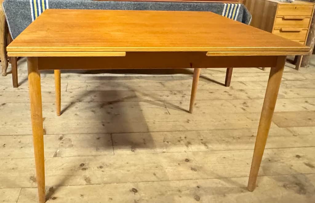 Matbord i teak med utdragbara skivor, Edsbyverken – begagnad bord & stolar hos ReFurn Lidingö