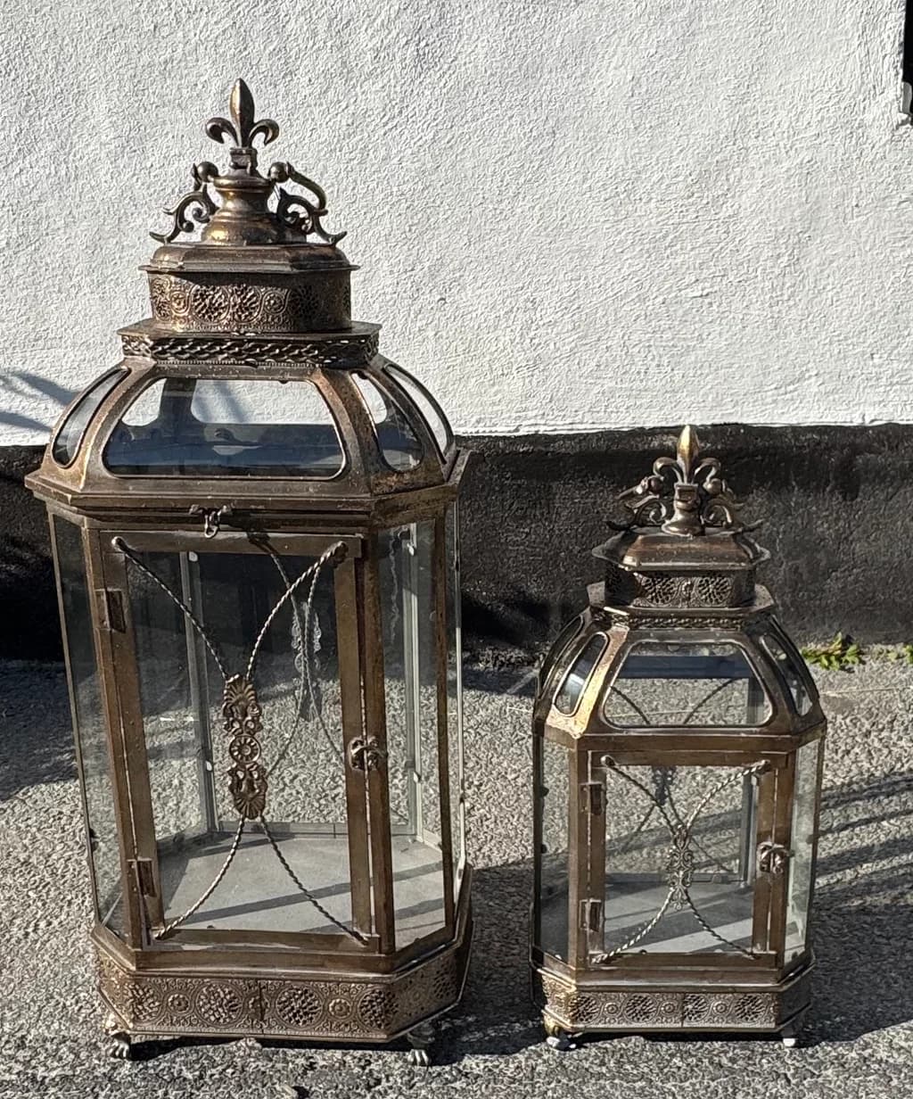 Två stora lyktor, fleur de lis