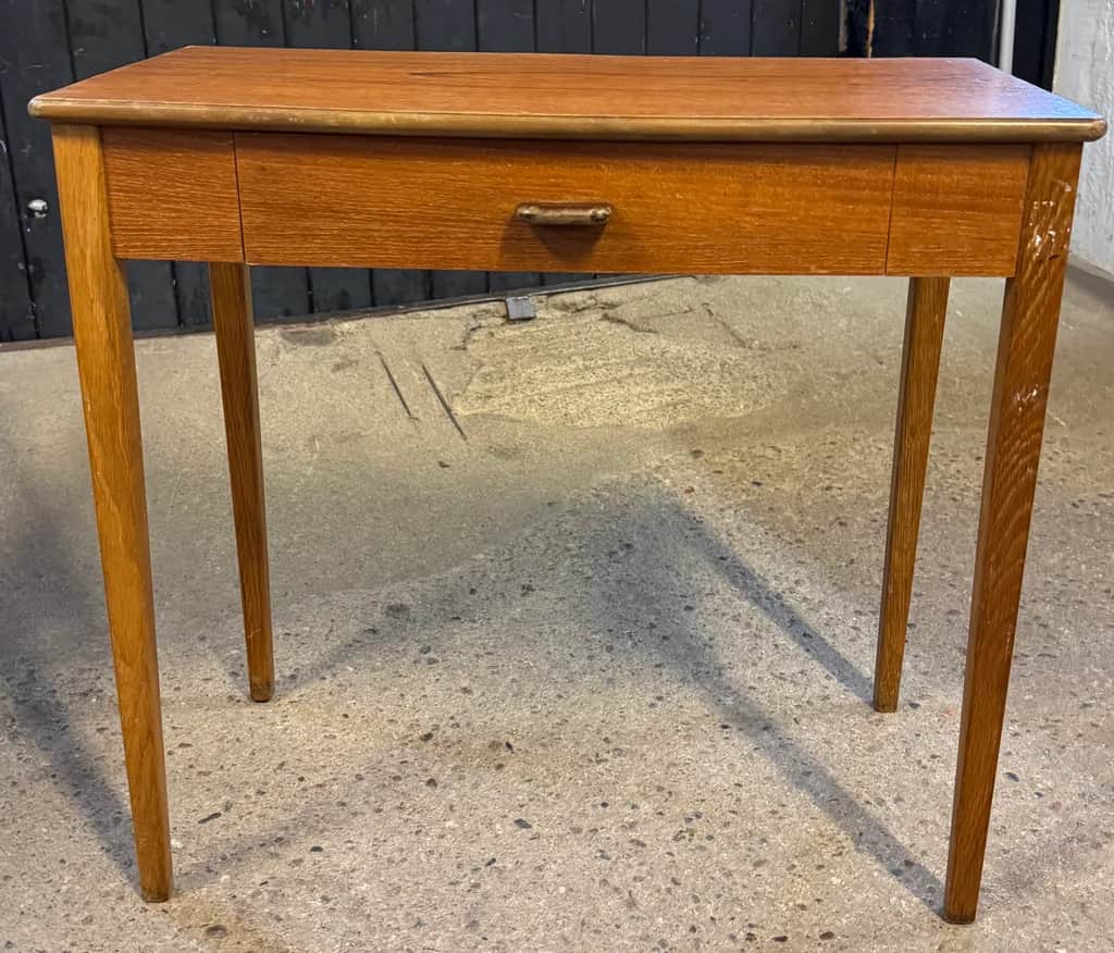 Mindre teakbord med låda – begagnad bord & stolar hos ReFurn Lidingö