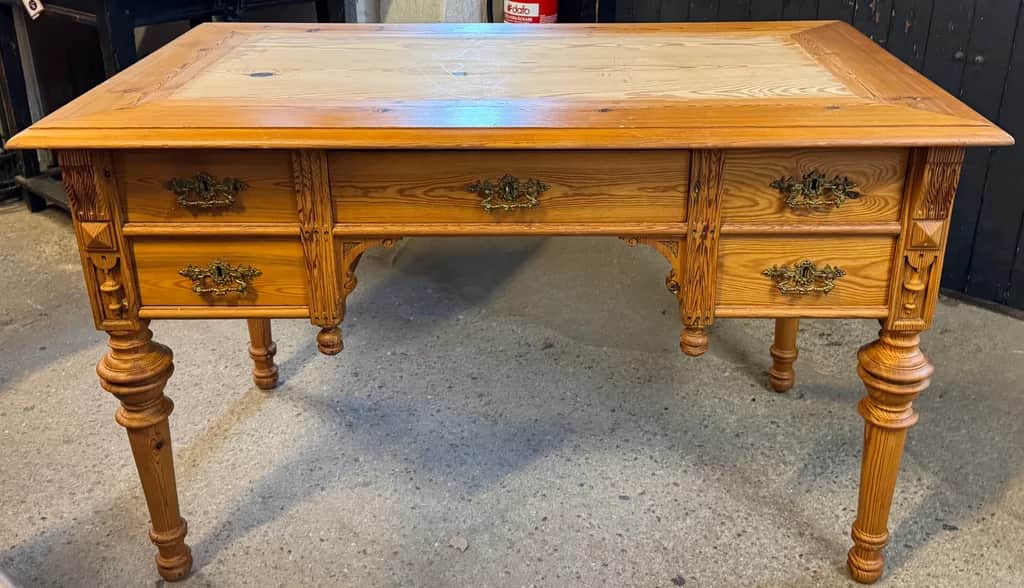 Skrivbord i furu med 5 lådor – begagnad bord & stolar hos ReFurn Lidingö
