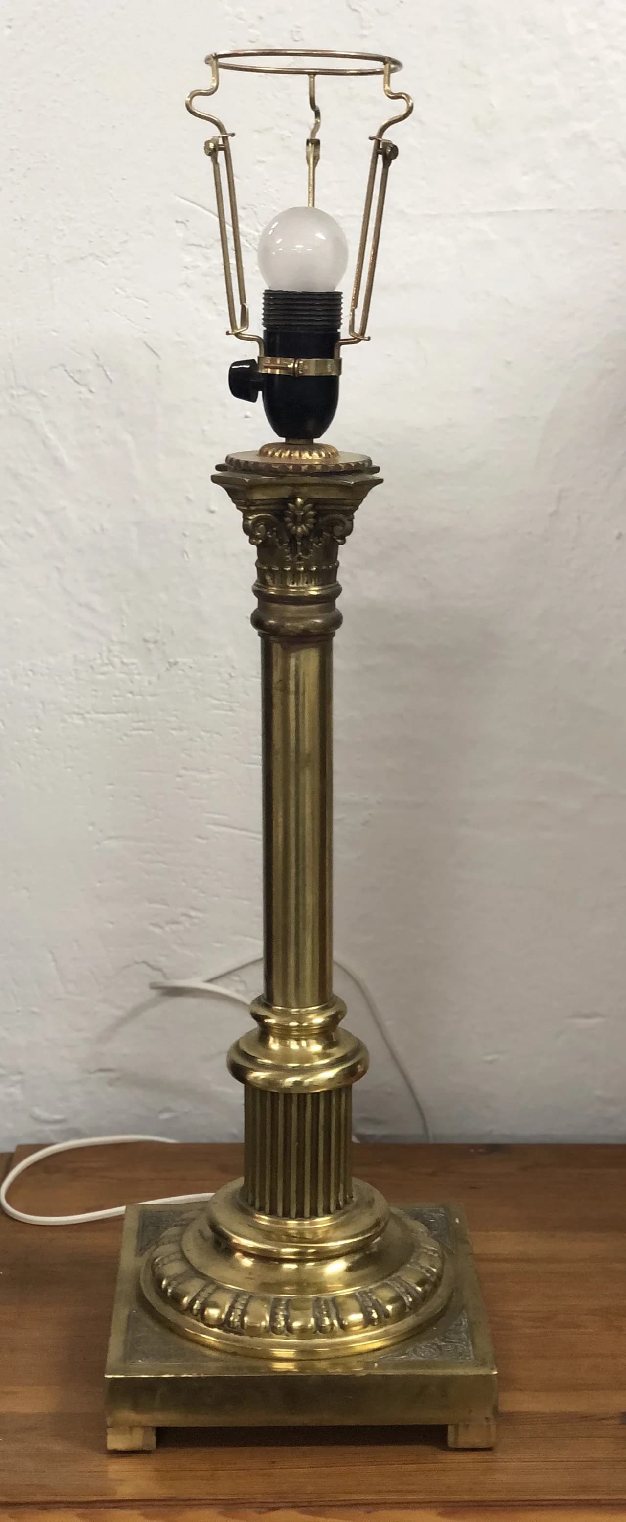Vacker bordslampa i mässing