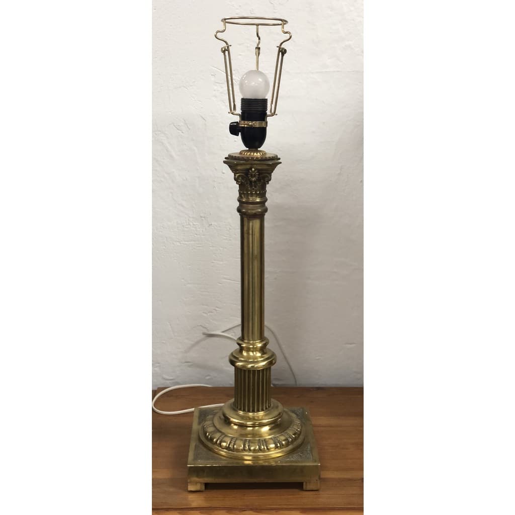 Vacker bordslampa i mässing