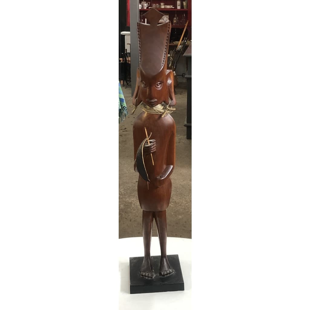 Vacker skulptur / figurin i trä