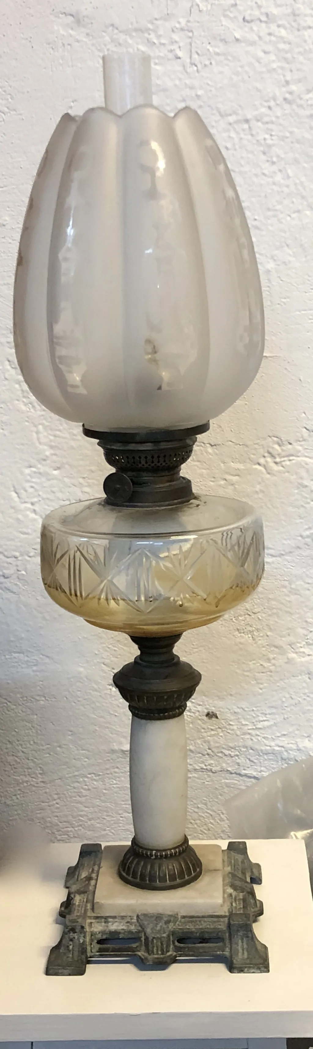 Vacker fotogenlampa med marmorben