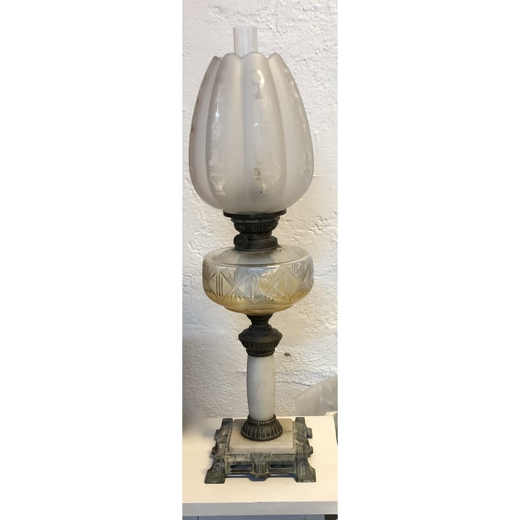 Vacker fotogenlampa med marmorben