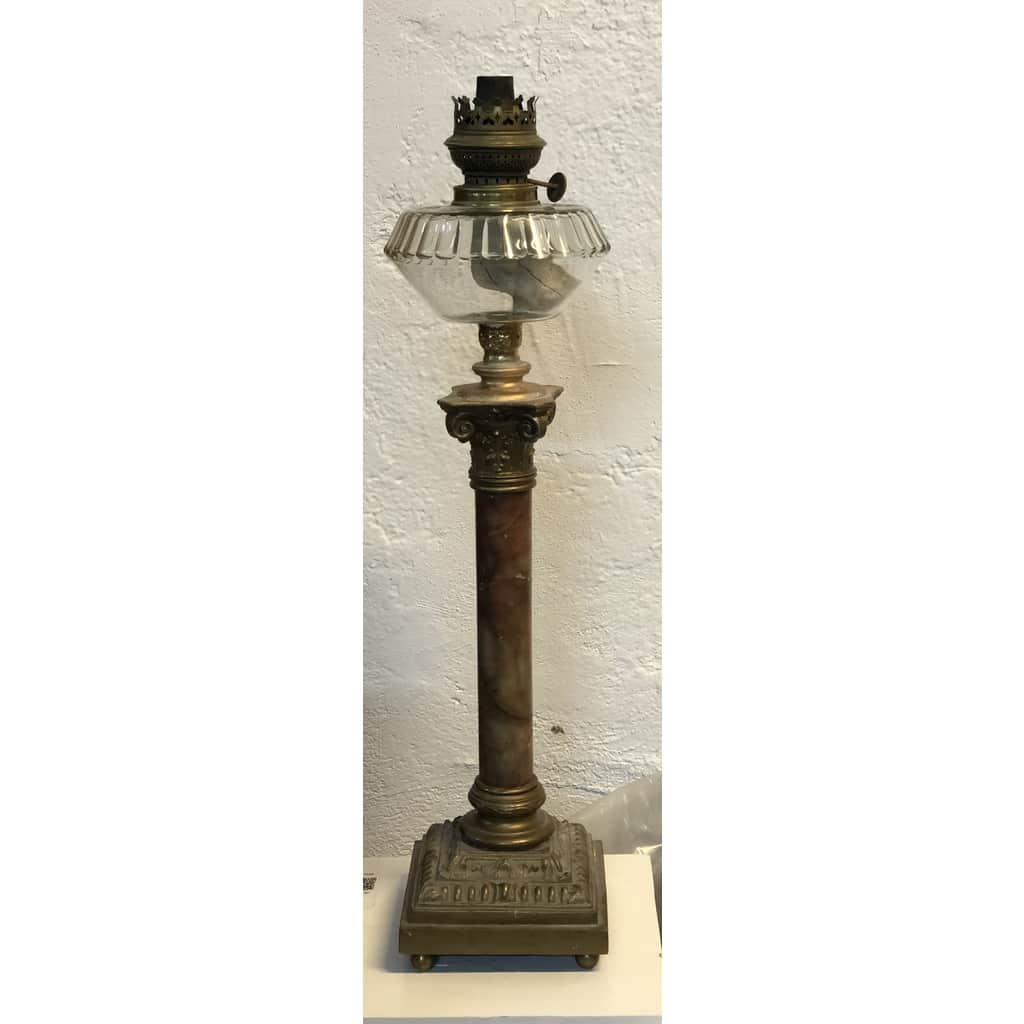 Vacker fotogenlampa med marmorben – begagnad belysning hos ReFurn Lidingö