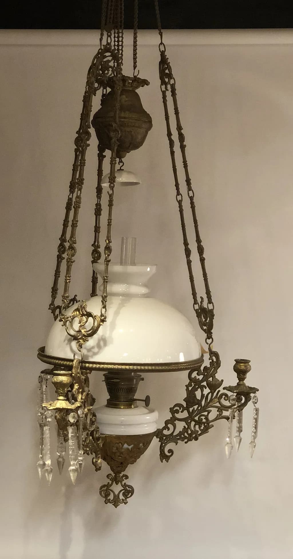 Vacker fotogen-taklampa med 3 ljushållare