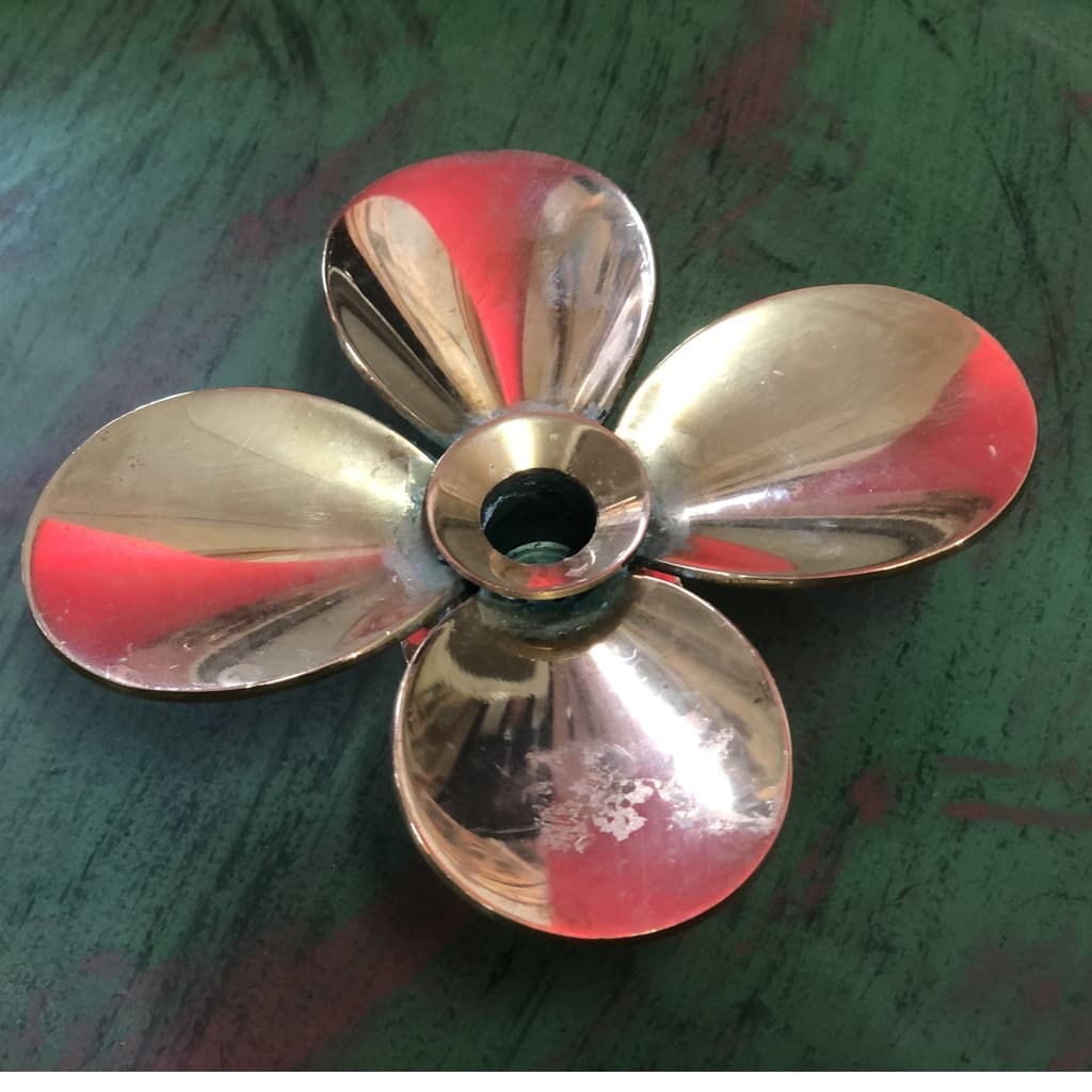 Ljusstaker i mässing. Pierre Forsell, "Fyr klöver" propeller