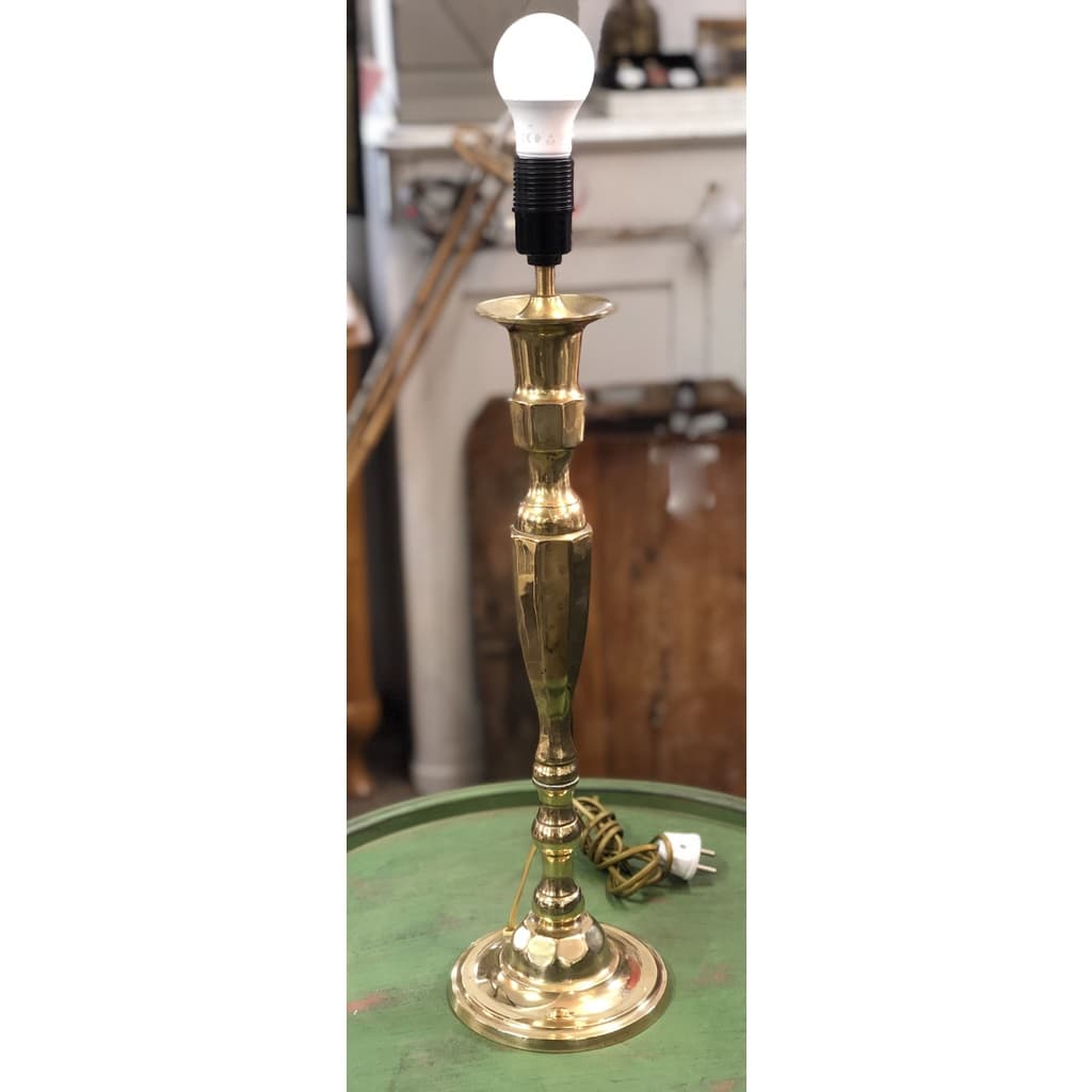 Vacker bordslampa i mässing