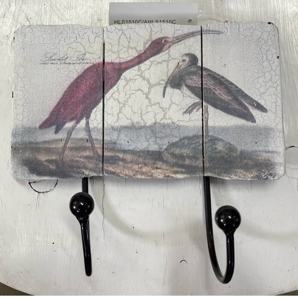 Läcker hängare i massivt trä – begagnad hemtextil & prydnad hos ReFurn Lidingö