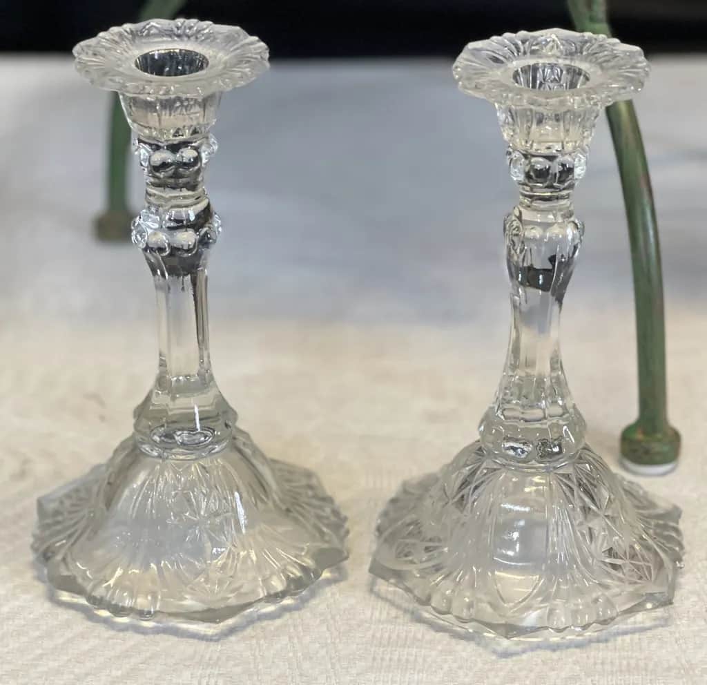 Två vackra ljusstakar i glas