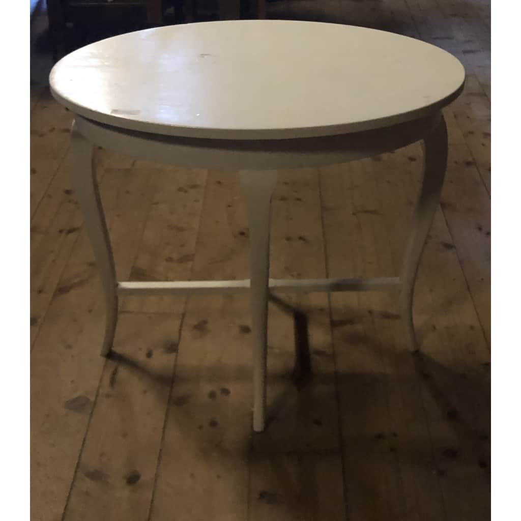 Underbart vitt ovalt bord
