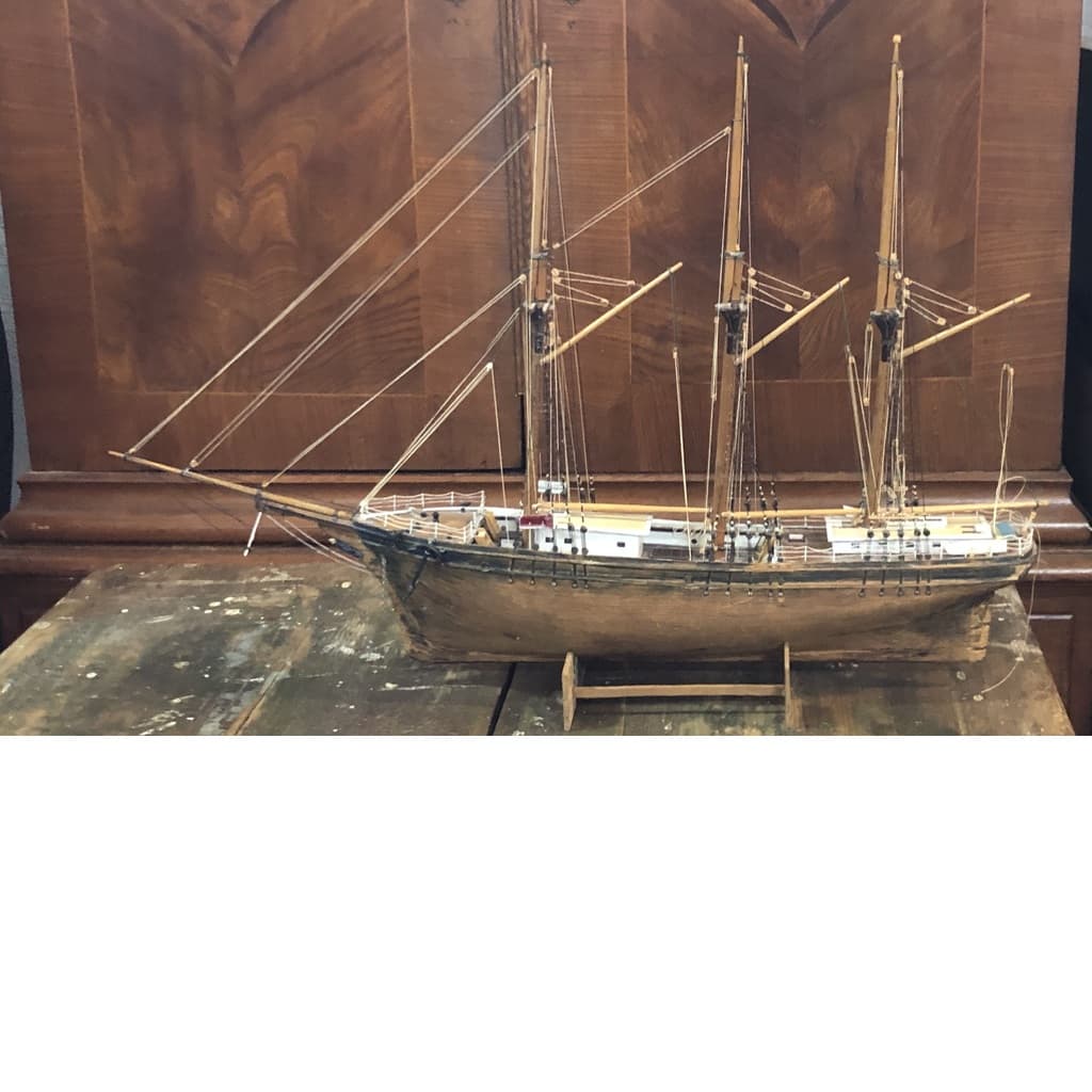 Vacker skeppsmodell i trä