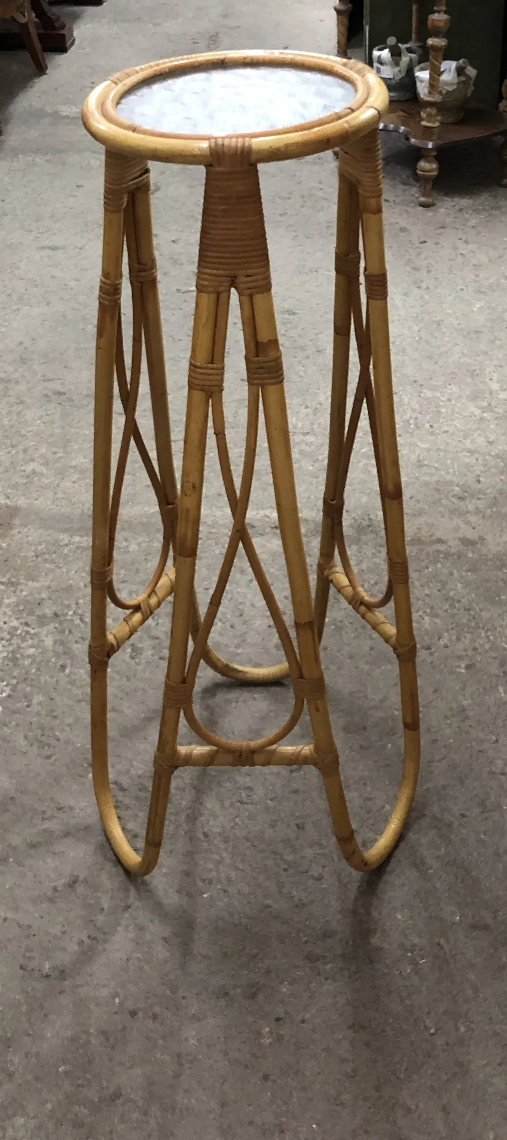 Läcker hög piedestal, bambu och glas