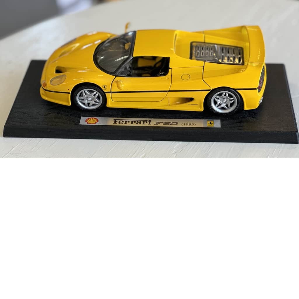 Läcker gul modellbil, Ferrari F50, skala 1:18 – begagnad hemtextil & prydnad hos ReFurn Lidingö