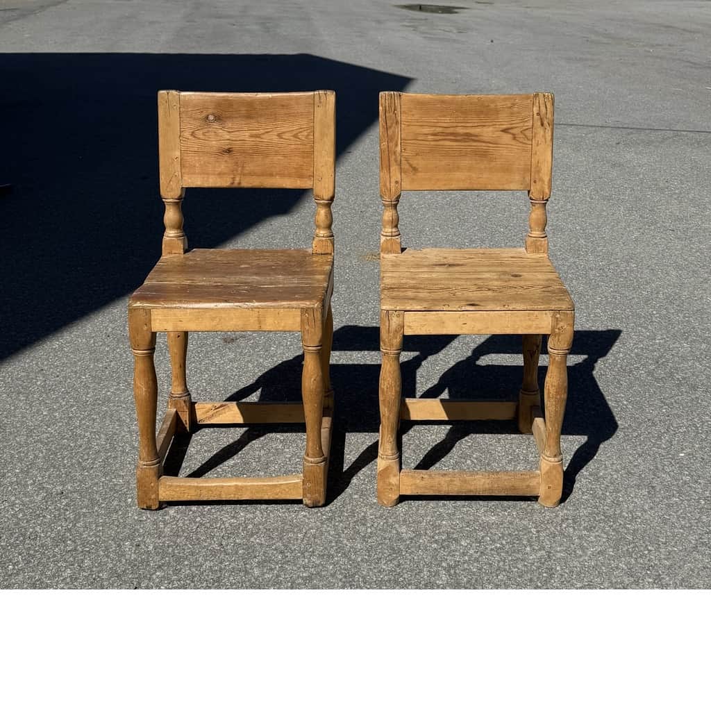 2 antika allmogestolar, tidigt 1800-tal – begagnad bord & stolar hos ReFurn Lidingö