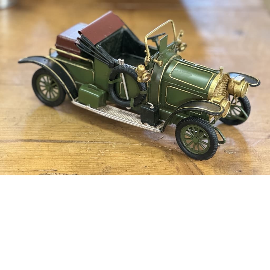 Vacker veteranbil i metall