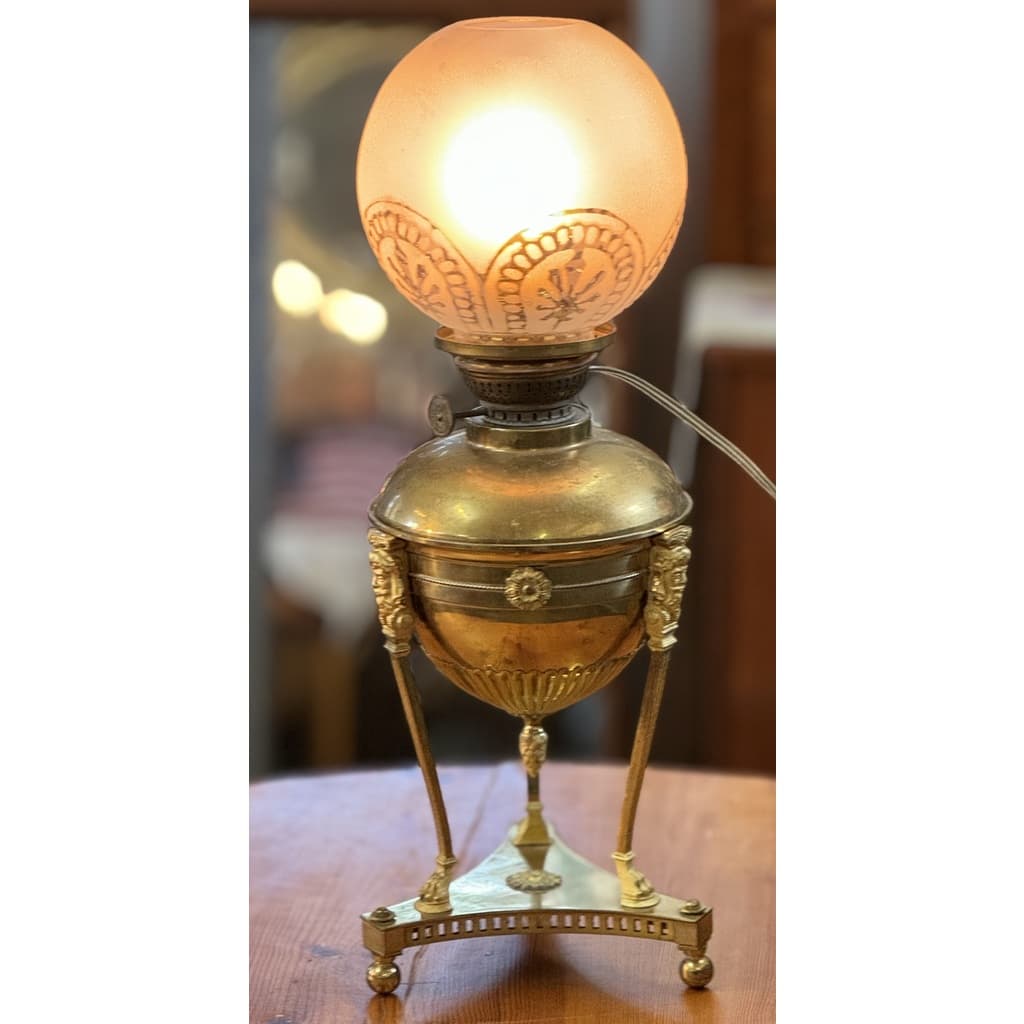 Vacker bordslampa, elektrifierad fotogenlampa,empire
